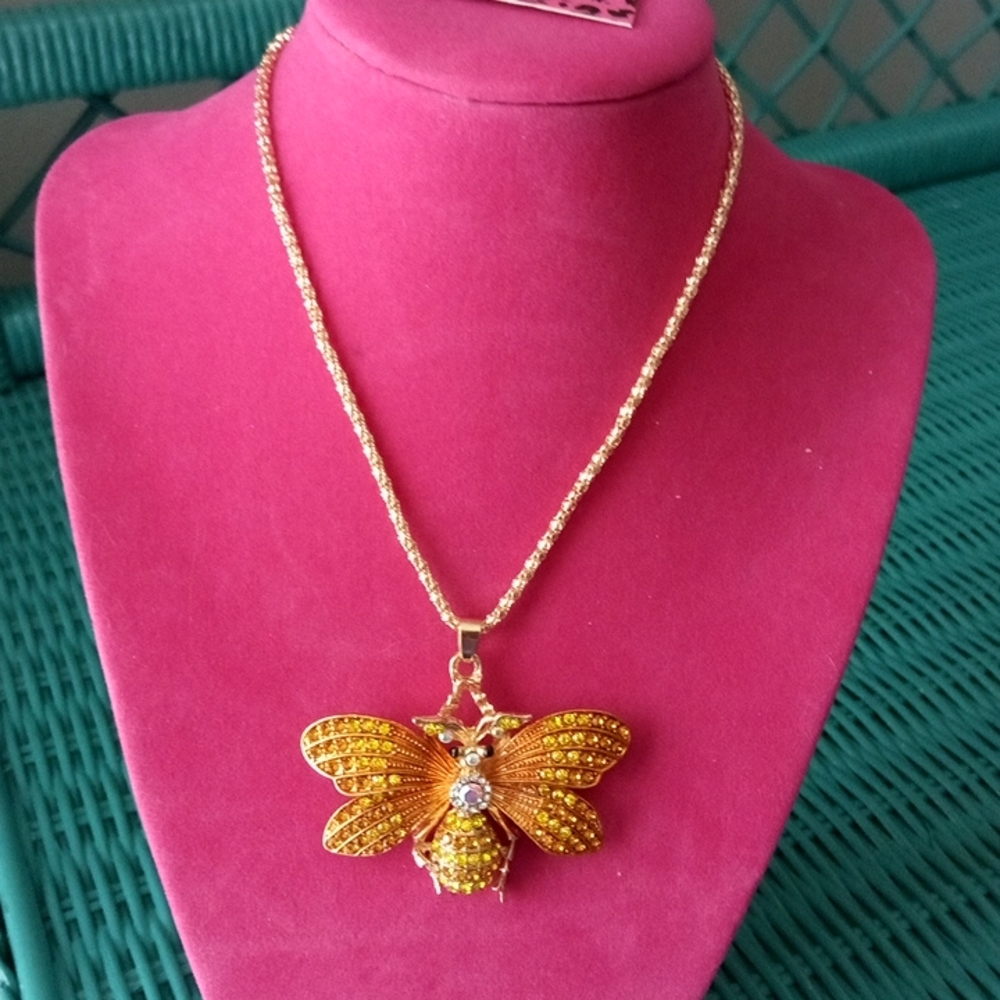 🆕 Betsy Johnson Bee Necklace